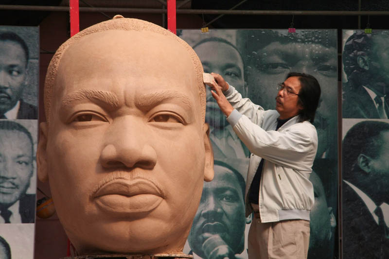 sculptor-master-lei-yixin.jpg